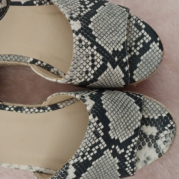 Papaya snakeskin gold buckle platform heel wedges shoes size 5 - Picture 7 of 7